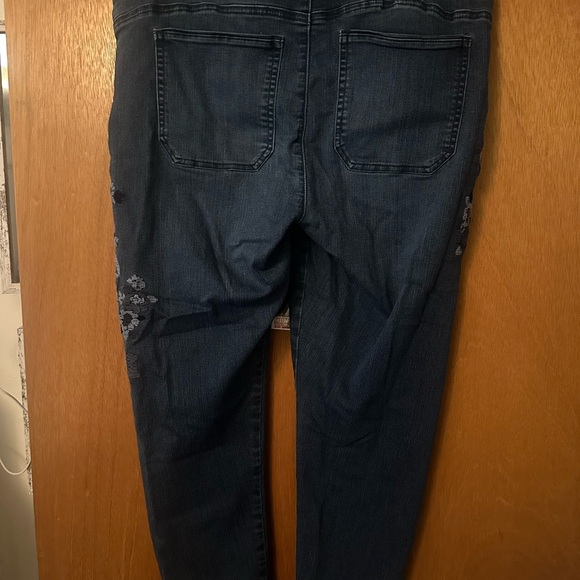 Gorgeous Embroidered Blue Jeans 💙 - Picture 9 of 9